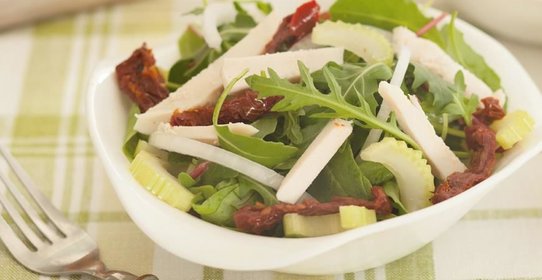 Салат с куриным филе и вялеными помидорами