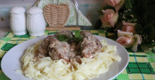 Лапша с мясными фрикадельками в молочном соусе