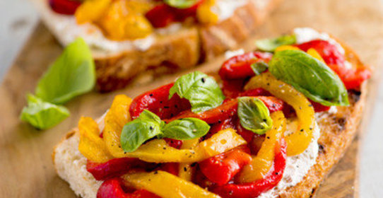 Брускетта с помидорами и сладким перцем