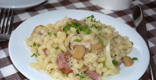 Макароны с шашлычными колбасками и маринованными грибами