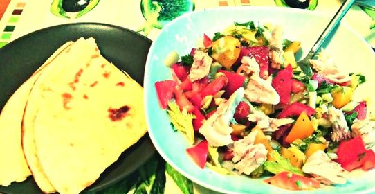 Салат в мексиканском стиле с хрустящей тортильей