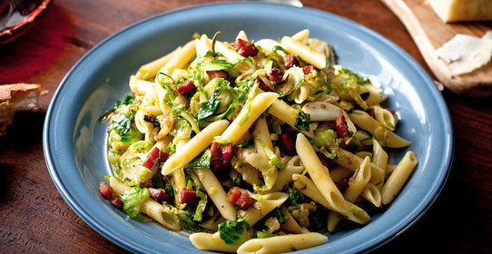 Паста с беконом, брюссельской капустой и цедрой лимона