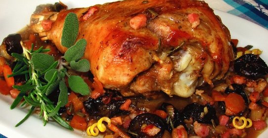 Индейка с черносливом в духовке