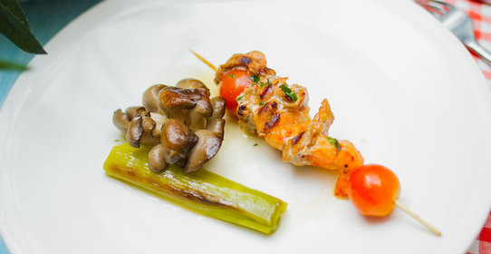 Шашлычки из креветок и свинины на домашнем гриле