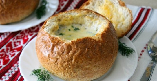 Сливочный суп с курицей и грибами в хлебном горшочке