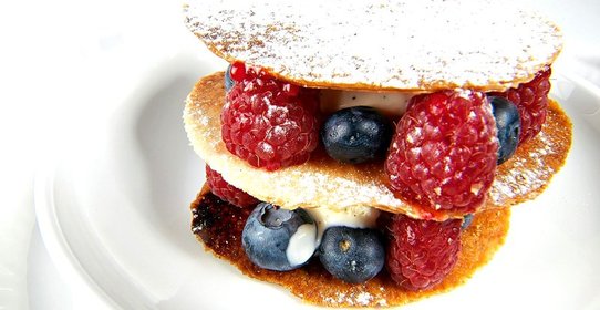 Мильфей с ягодами и медовым мороженым