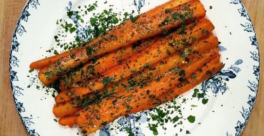 Морковь, запеченная в горчице и кленовом сиропе