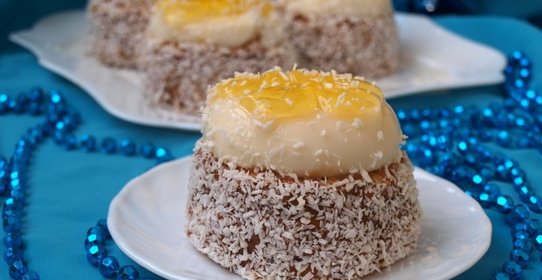 Пирожное Цветы под снегом