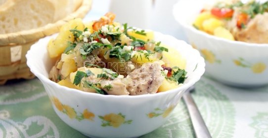 Картофель запеченный с курицей в горшочке