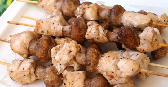 Шашлык из курицы с шампиньонами на шпажках