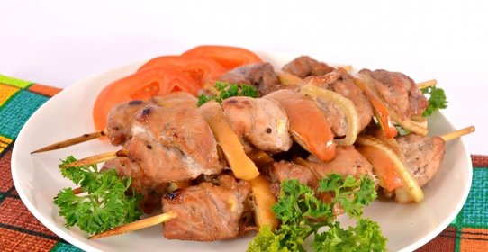 Свинина с яблоками на шпажках в соево-апельсиновом маринаде