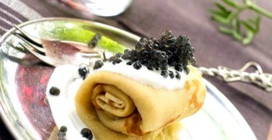 Тонкие гречневые блины со сметаной и черной икрой