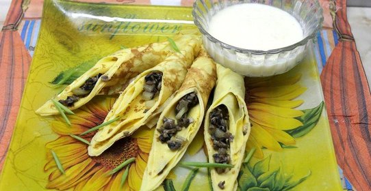 Блинчики грибные под соусом