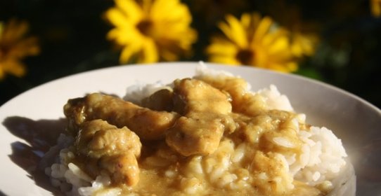 Курица в луково-шафрановом соусе