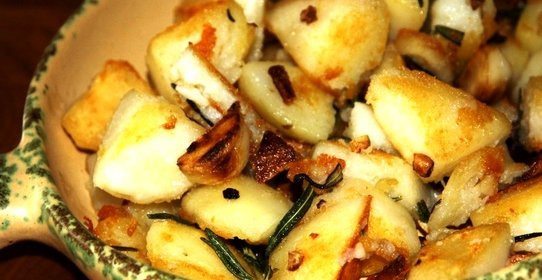 Жареный картофель с розмарином
