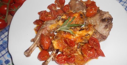 Запеченный кролик в ободке из теста с кунжутом