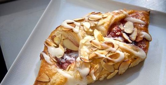 Датские булочки с марципаном и джемом