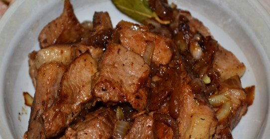 Жареная свинина кусочками с луком
