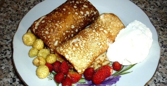 Блины с земляникой и мороженым