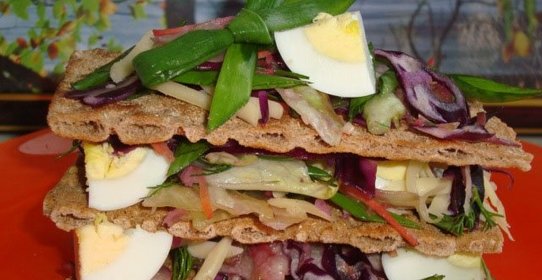 Салатный микс с ржаными хлебцами