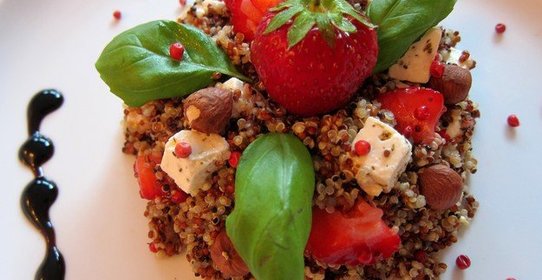 Салат с киноа, сыром фета и клубникой