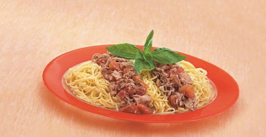 Лапша под соусом из тунца