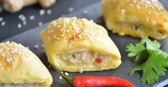 Острые слойки с курицей и беконом