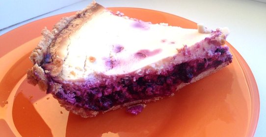 Чернично-сметанный пирог на цельнозерновом корже