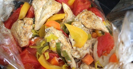 Запеченная, диетическая, сочная куриная грудка с овощами