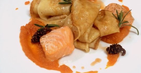 Блины с морковью и лососем