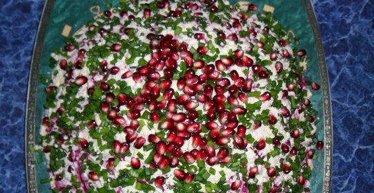 Салат из зеленого лука с гранатом