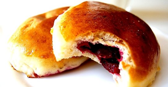 Сладкие пирожки с вишней