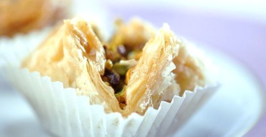 Пирожки из теста фило с начинкой из баклажанов, фисташек и феты