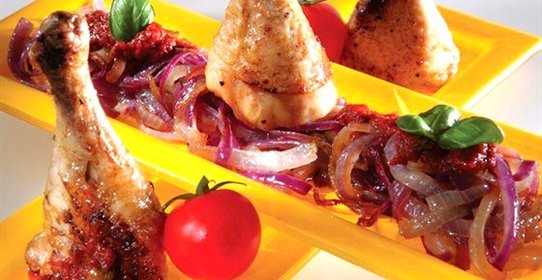 Жареная курица с луком и соусом санторини