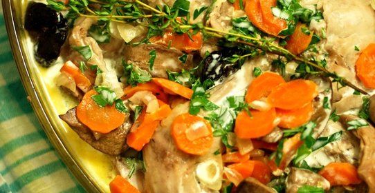 Кролик, тушеный в сметане с травами