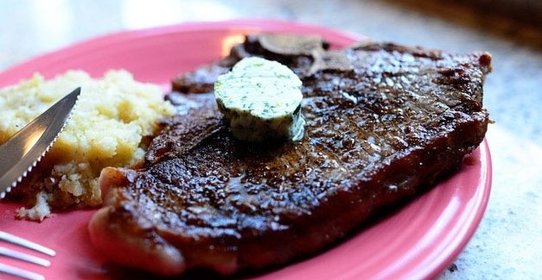 Стейк на кости с зеленым маслом