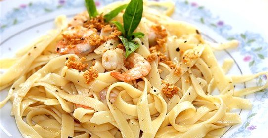 Паста лингвини с креветками и свежей зеленью