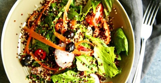 Салат из киноа с овощами