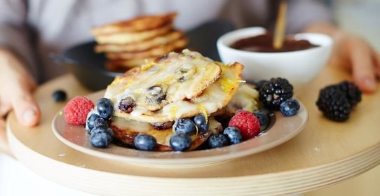 Оладьи с ягодами под сахарной глазурью