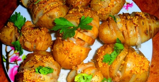 Картошка «Гармошка» со сметанным соусом