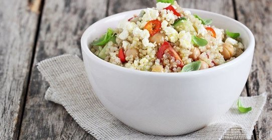 Киноа с листовой капустой и авокадо