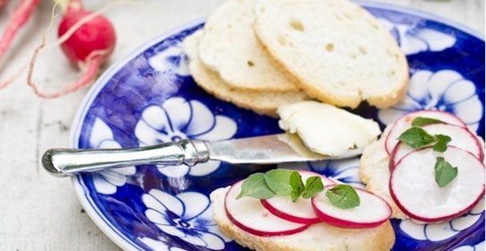 Брускетта с редисом, сливочным маслом и солью