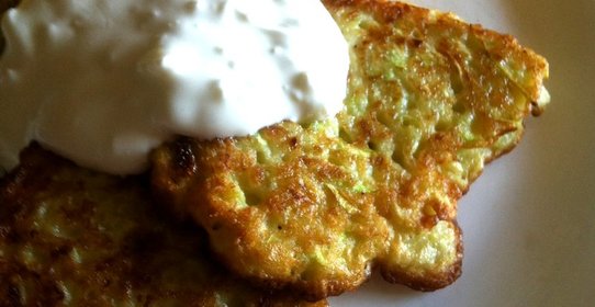 Кабачковые оладьи с чесноком и сметаной