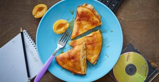 Жареный «вареник» с абрикосами