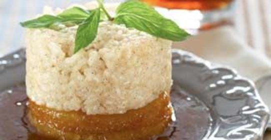 Ананас с ромовым соусом и ванильным рисовым пудингом