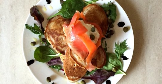 Гречневые оладьи с семгой