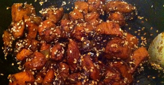 Индейка с овощами, кунжутом и соусом терияки