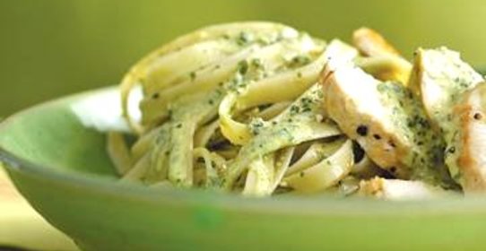 Паста с курицей и соусом песто