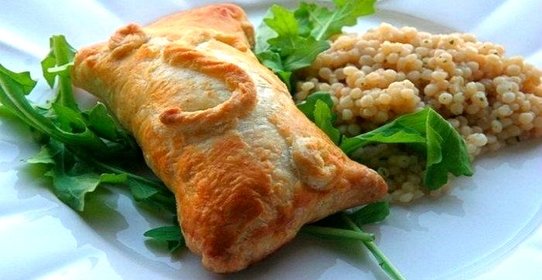 Слоеные пирожки с курицей и сливочным сыром