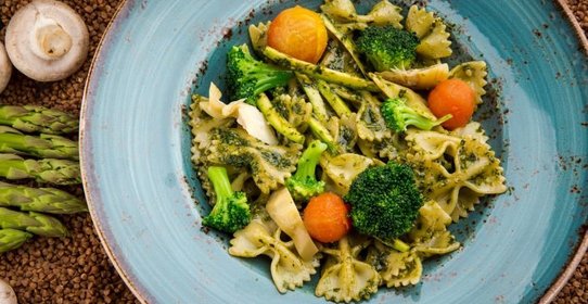 Паста Фарфале с овощами и соусом песто
